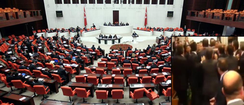 Ερντογάν: «Προβοκάτορες» πίσω από το ξύλο στην Εθνοσυνέλευση