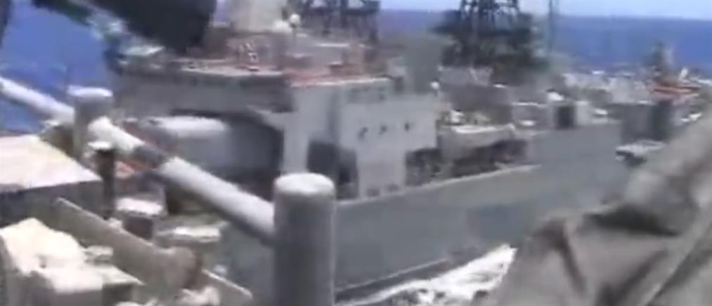 Βίντεο-ντοκουμέντο: ρωσικό πολεμικό πλοίο “γλείφει” αμερικανικό καταδρομικό