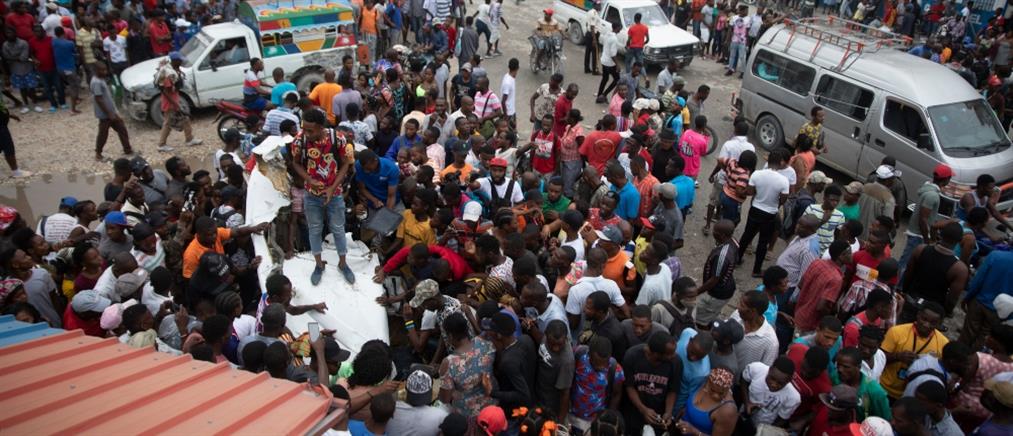 Αϊτή: Φονική πτώση αεροπλάνου πάνω σε οχήματα (εικόνες)