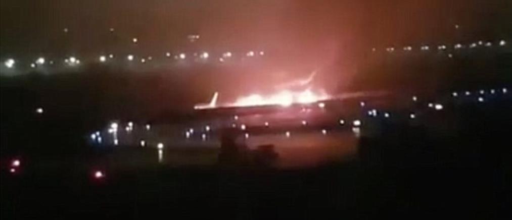 Δραματική διάσωση επιβατών από φλεγόμενο αεροπλάνο στην Ρωσία (βίντεο)