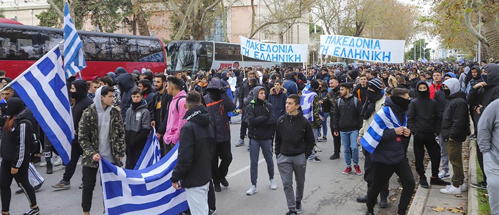 Μαθητική πορεία για το Μακεδονικό στη Θεσσαλονίκη και αντιφασιστική στην Αθήνα (εικόνες)