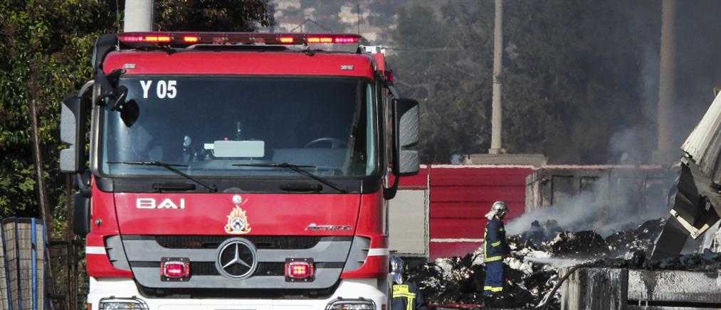 Φωτιά σε μάνδρα αυτοκινήτων στη Λεωφόρο Αθηνών