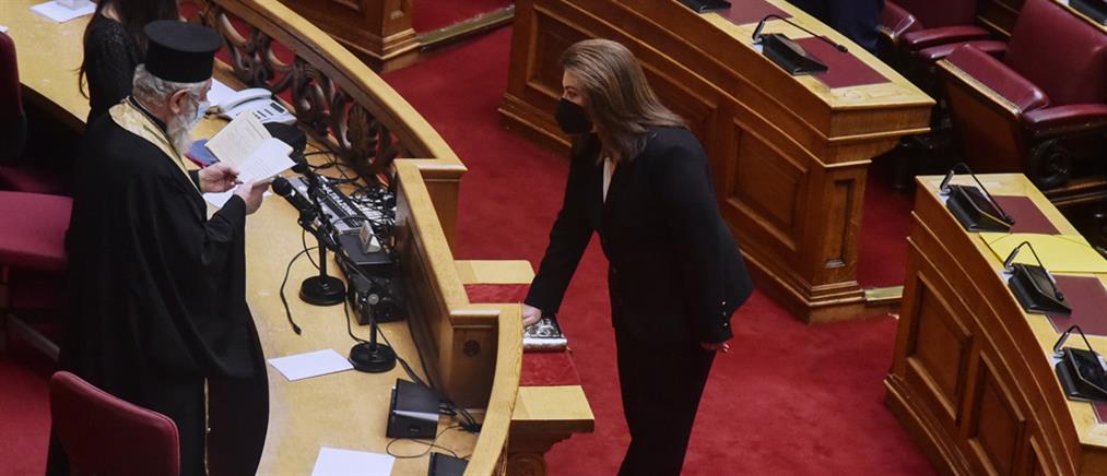 ΚΙΝΑΛ - Φώφη Γεννηματά: Η Τόνια Αντωνίου ορκίστηκε βουλευτής στην θέση της (εικόνες)