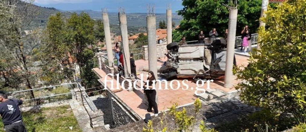 Αίγιο: Αγωνιστικό αυτοκίνητο έπεσε σε αυλή σπιτιού (εικόνες)