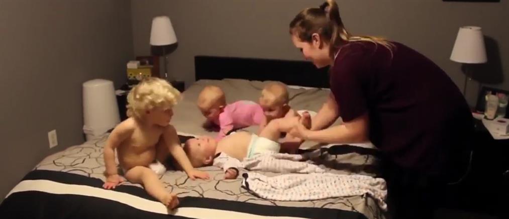Μάνα ηρωίδα! Φροντίζει ταυτόχρονα τέσσερα παιδιά (βίντεο)