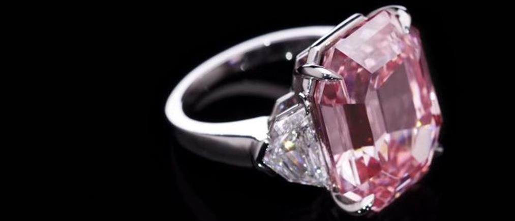 Σπάνιο ροζ διαμάντι πουλήθηκε σε τιμή ρεκόρ (εικόνες)