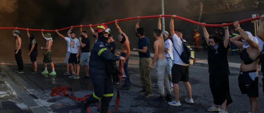 Φωτιές - Πάτημα Χαλανδρίου: Συγκλονιστική ανθρώπινη αλυσίδα με μάνικα (εικόνες)