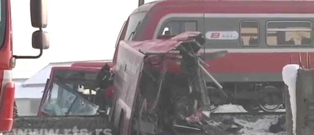 Ασύλληπτη τραγωδία: Τρένο έκοψε στα δύο λεωφορείο που μετέφερε μαθητές (βίντεο)
