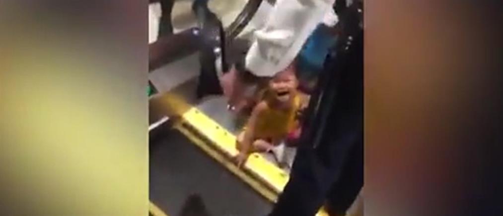 Κοριτσάκι κινδύνευσε με ακρωτηριασμό σε κυλιόμενες σκάλες (βίντεο)