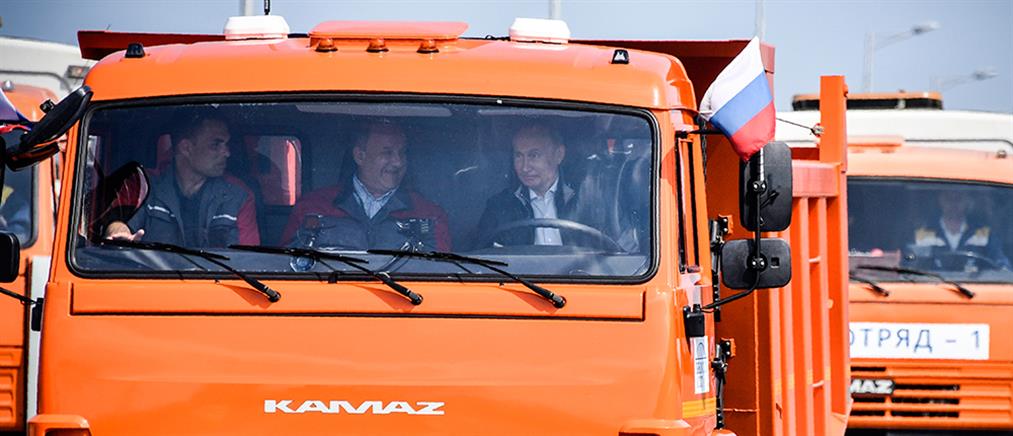 Ο Πούτιν διασχίζει την γέφυρα της Κριμαίας οδηγώντας… φορτηγό! (βίντεο)
