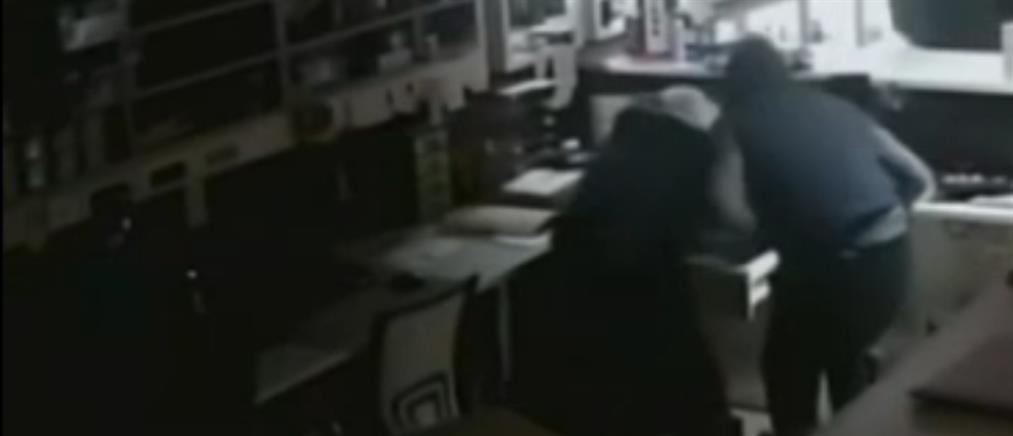 Καρέ – καρέ η εισβολή διαρρηκτών σε κατάστημα (βίντεο)
