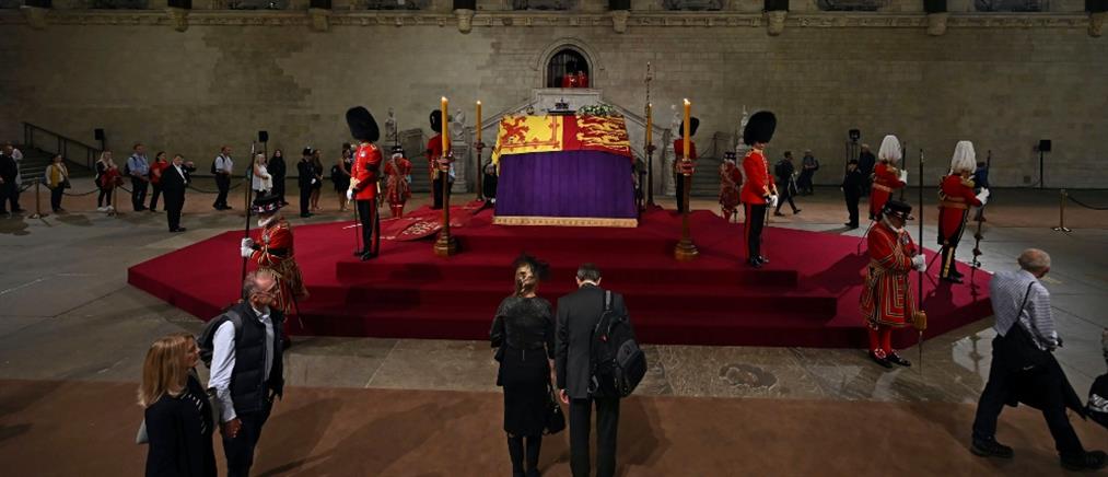 Βασίλισσα Ελισάβετ - Λαϊκό προσκύνημα: ουρές και πολύωρη αναμονή (εικόνες)