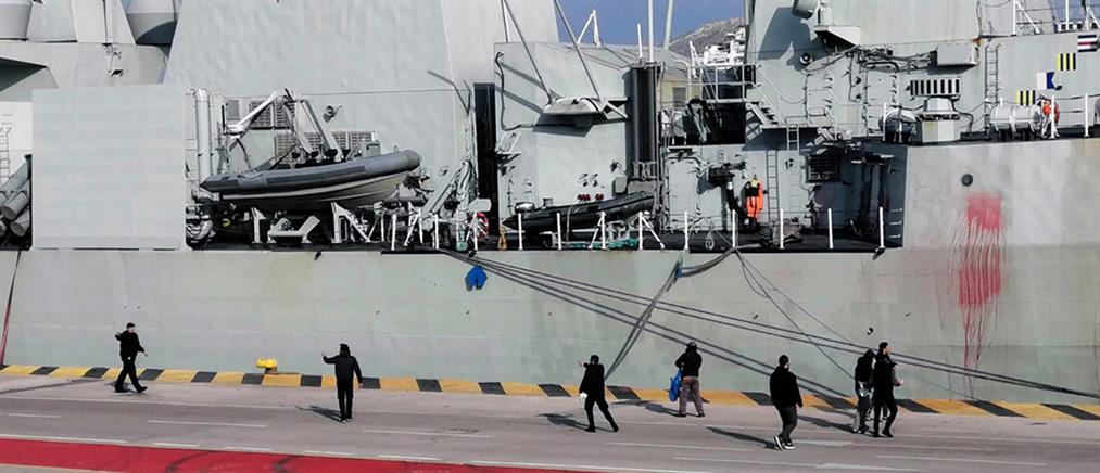 Πειραιάς: κόκκινες μπογιές σε πλοίο του ΝΑΤΟ από μέλη του ΚΚΕ (εικόνες)