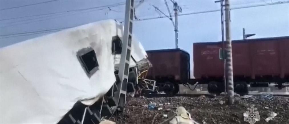 Ρωσία: Φονική σύγκρουση τρένου με λεωφορείο (εικόνες)