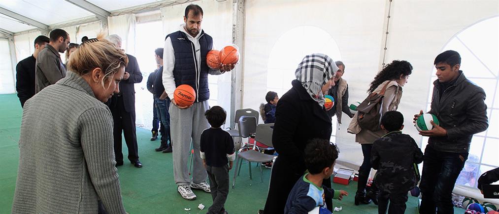 Δώρα στα προσφυγόπουλα του Ελαιώνα μοίρασαν οι μπασκετμπολίστες