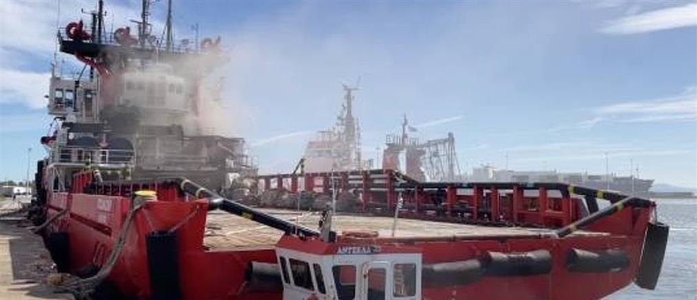 Αλεξανδρούπολη: Φωτιά σε ρυμουλκό στο λιμάνι (βίντεο)
