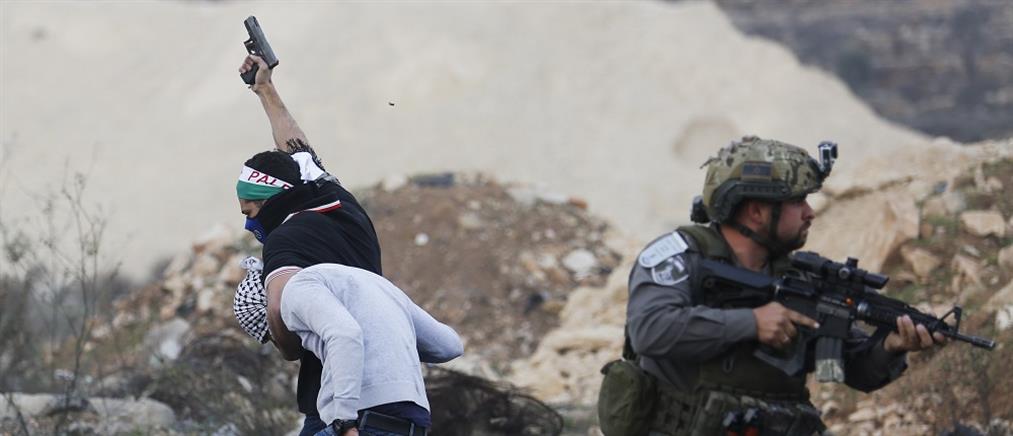 Ισραηλινοί στρατιώτες με αραβικές μαντίλες τραβούν όπλα σε διαδήλωση Παλαιστινίων (βίντεο)