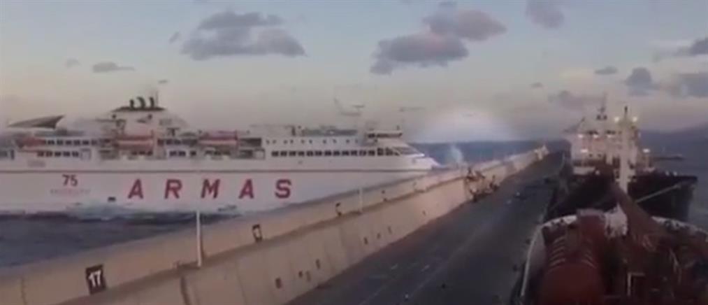 Ανεξέλεγκτο πλοίο “έσκασε” πάνω σε προβλήτα (βίντεο)