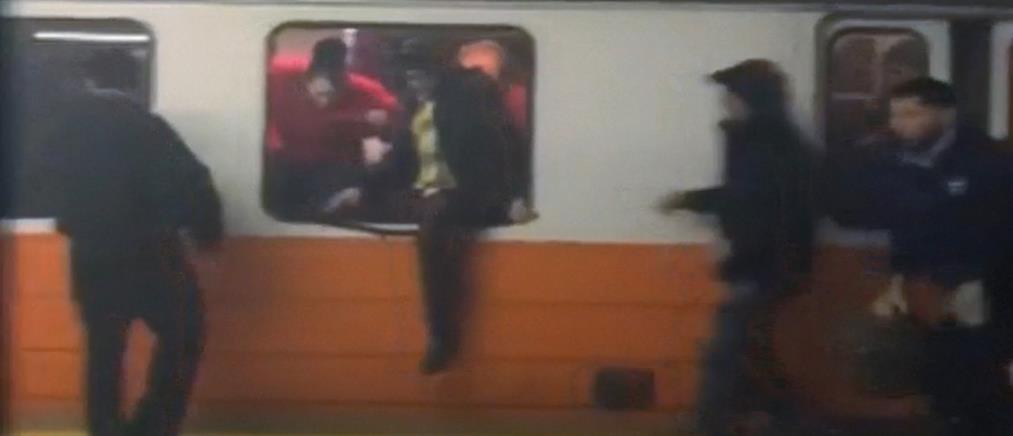 Έσπαγαν τα παράθυρα για να βγουν από τρένο γεμάτο καπνό (βίντεο)