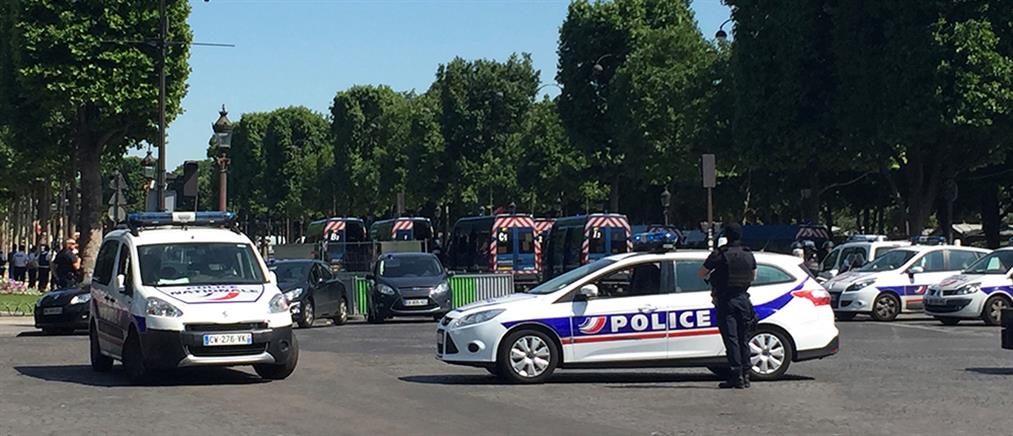 Συναγερμός στο Παρίσι: αυτοκίνητο έπεσε πάνω σε όχημα της Αστυνομίας (βίντεο)