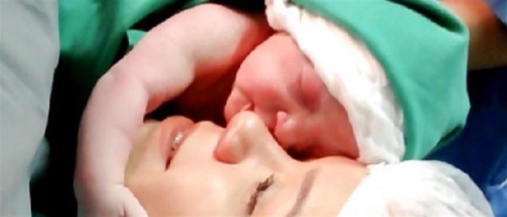 Η viral αγκαλιά νεογνού στη μητέρα του (βίντεο)
