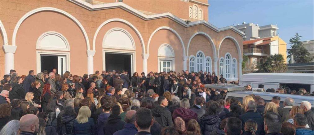 Αλεξανδρούπολη: Θρήνος στην κηδεία του 15χρονου που έπεσε στο κενό (εικόνες)