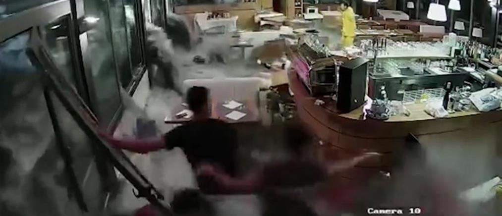 Βίντεο – σοκ: Κύμα “κατάπιε” εστιατόριο στην Γένοβα