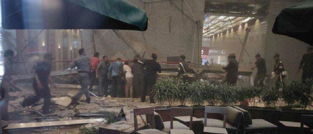 Κατέρρευσε μπαλκόνι μέσα στο χρηματιστήριο της Τζακάρτα (βίντεο)