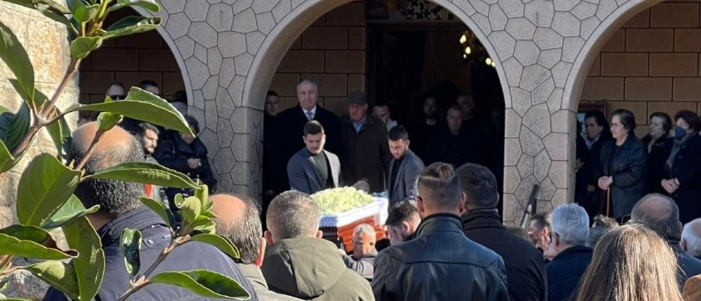 Έγκλημα στη Χαλκίδα - Κηδεία 43χρονου: ανείπωτη θλίψη για τον ξυλουργό (εικόνες)