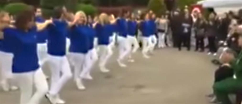 Τούρκοι χόρεψαν συρτάκι φορώντας.. γαλανόλευκα! (βίντεο)