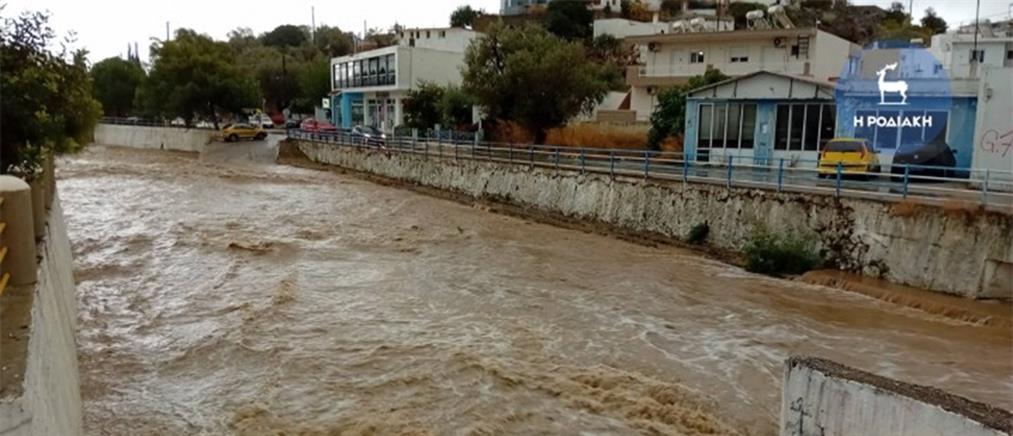 Ρόδος - Κακοκαιρία: Πλημμύρες και κατολισθήσεις στους δρόμους του νησιού (βίντεο)