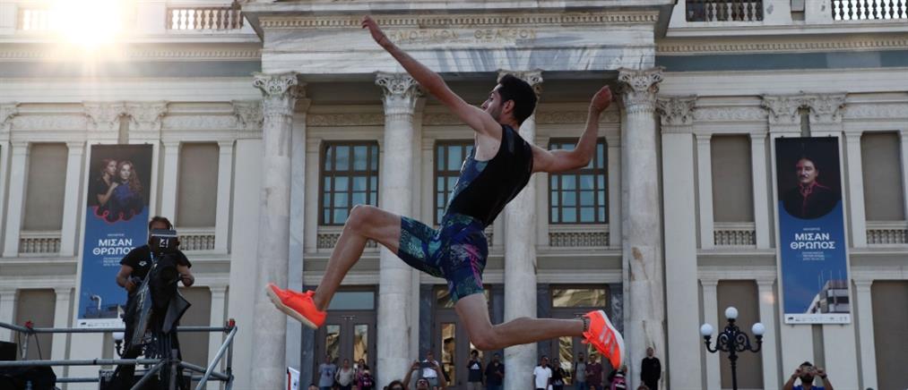 “Piraeus Street Long Jump”: Ο Μίλτος Τεντόγλου “πέταξε” και κέρδισε… καρδιές (εικόνες)