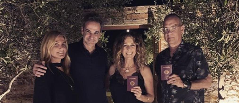 Ο Τομ Χανκς ποζάρει με το ελληνικό διαβατήριο δίπλα στον Κυριάκο Μητσοτάκη