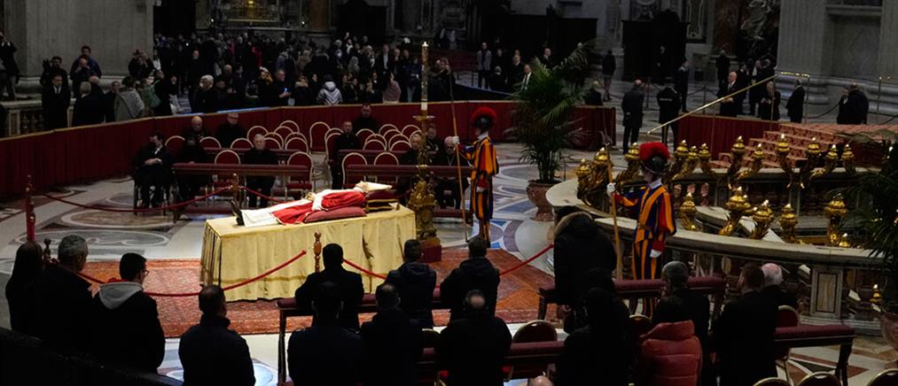 Πάπας Βενέδικτος: σε λαϊκό προσκύνημα η σορός του (εικόνες)