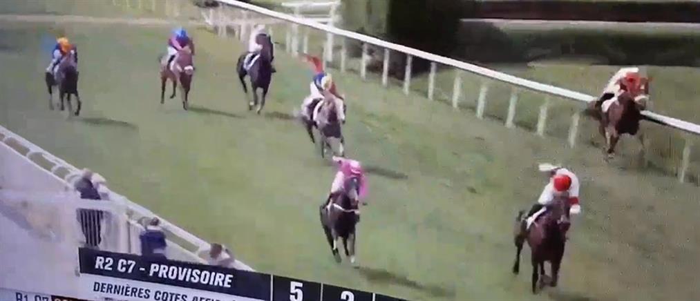 Η στιγμή που άλογο κούρσας πέφτει πάνω σε θεατές (βίντεο)