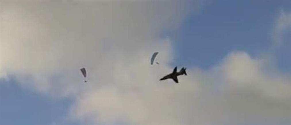 Μαχητικό αεροσκάφος περνάει “ξυστά” από αλεξιπτωτιστές (βίντεο)