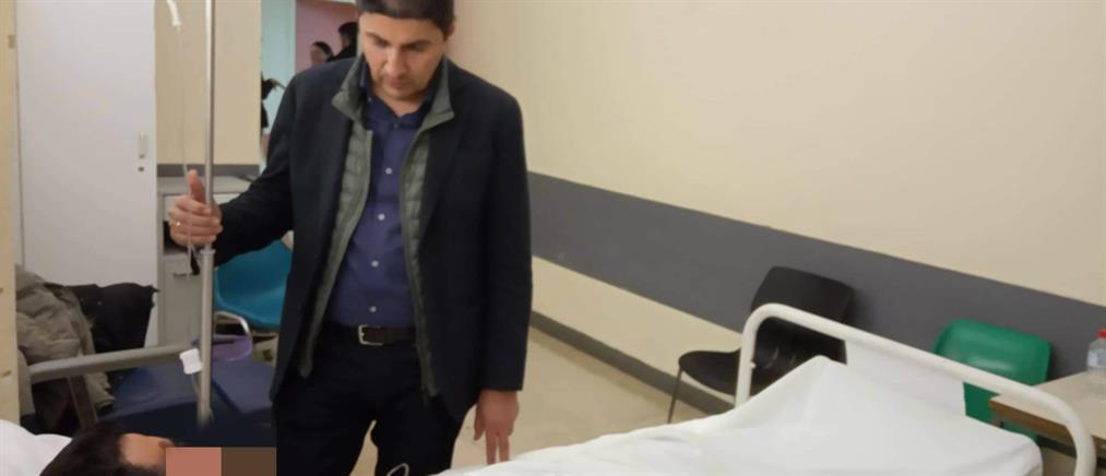 Ο Λευτέρης Αυγενάκης στο πλευρό του τραυματία διασώστη του ΕΚΑΒ