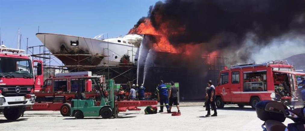 Σύρος: Φωτιά σε θαλαμηγό στις εγκαταστάσεις ναυπηγείου (βίντεο)