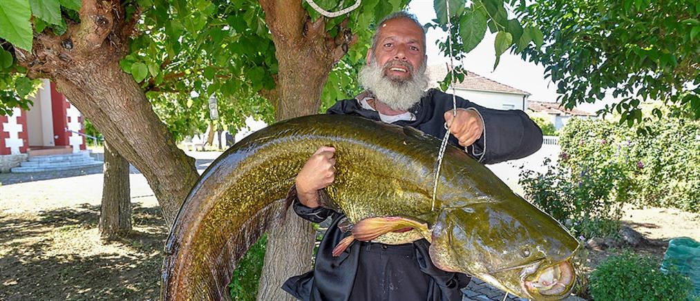 Παπάς “έπιασε” ψάρι 35 κιλών! (εικόνες)