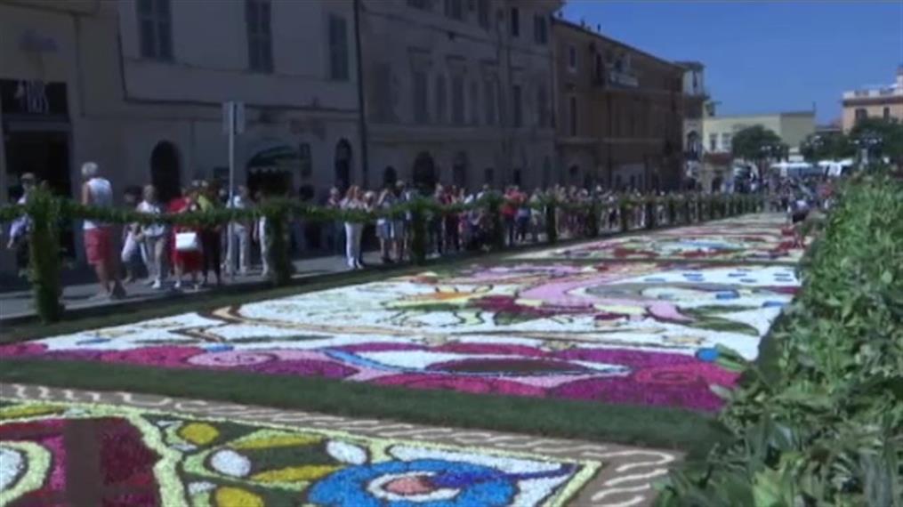 Ιταλία: Χαλί από λουλούδια μετέτρεψε δρόμο σε έργο τέχνης