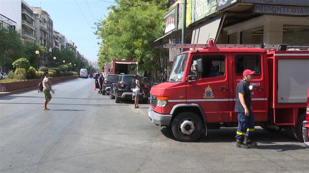 Φωτιά κατέστρεφε καφετέρια και θέατρο στο κέντρο της Αθήνας