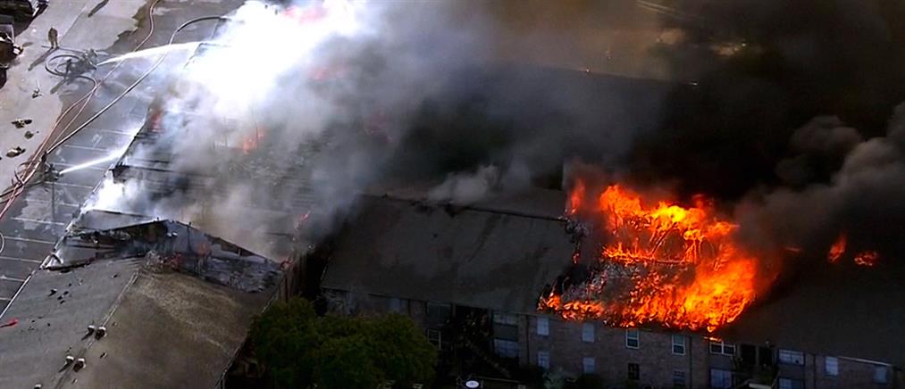 Σπίτια παραδόθηκαν στις φλόγες στο Χιούστον (Βίντεο)