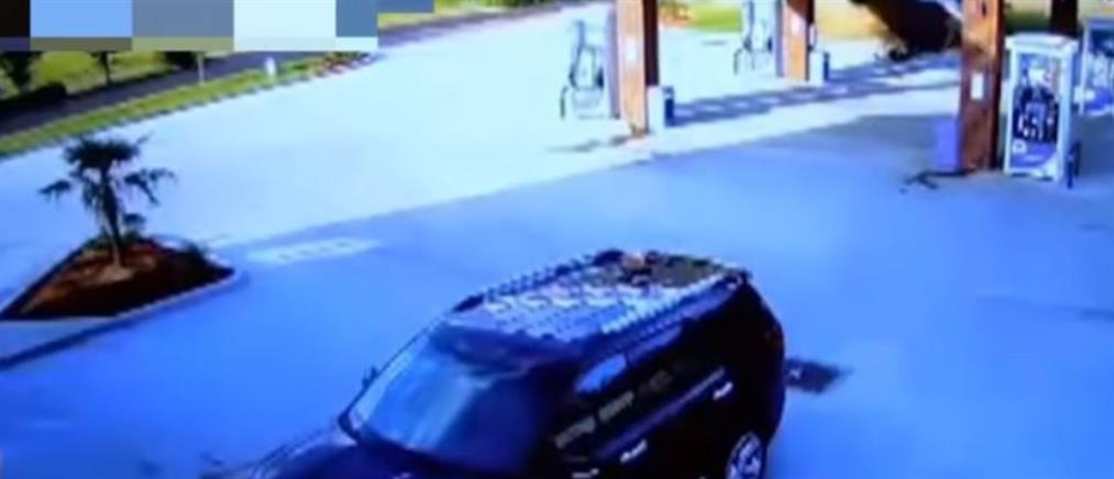Τρομακτικό τροχαίο: γυναίκα οδηγός “εκτοξεύθηκε” πάνω σε αντλίες βενζινάδικου (βίντεο)