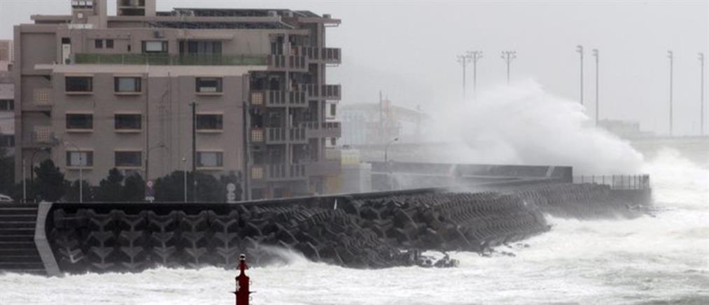 «Σαρώνει» την Ιαπωνία ο τυφώνας Βονγκφόνγκ