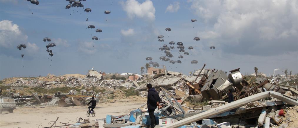 Γάζα - Βρετανία: Η Βασιλική Πολεμική Αεροπορία έριξε από αέρος τρόφιμα για δεύτερη φορά