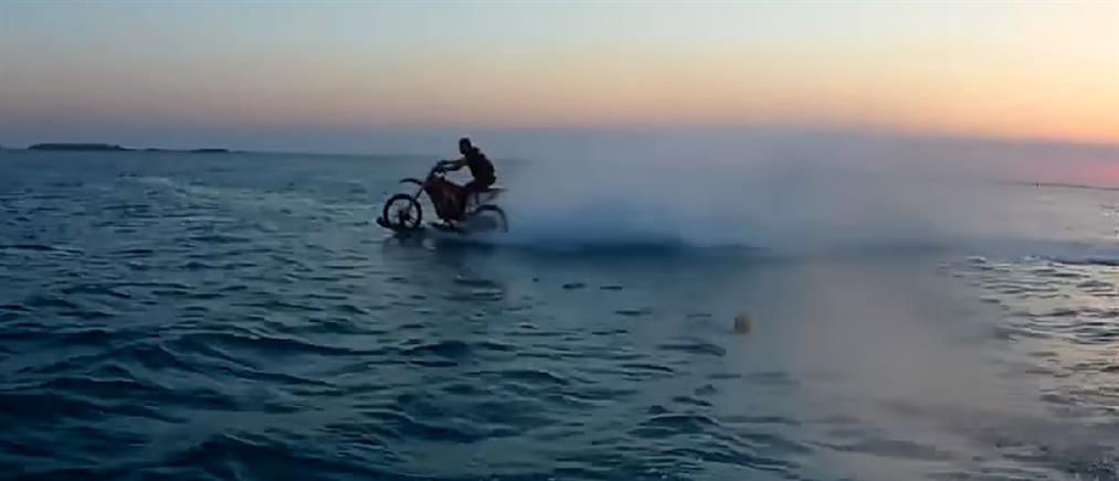 Κρήτη: έκανε θαλάσσιο σερφ με ...μοτοσικλέτα! (βίντεο)