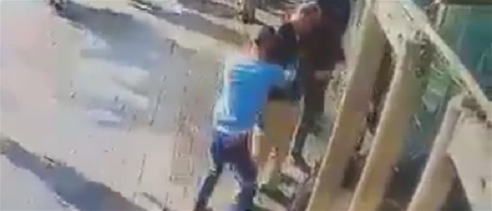 Βίντεο σοκ: Παλαιστίνιος μαχαιρώνει Ισραηλινό φύλακα στην Ιερουσαλήμ