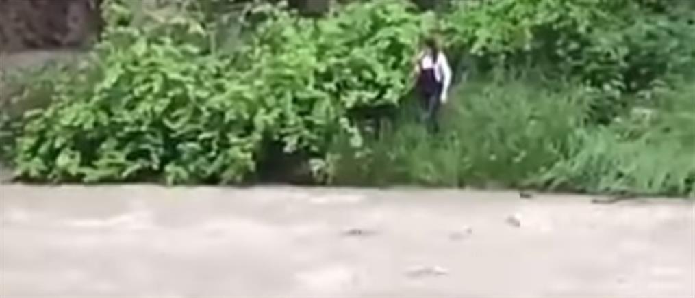 Βίντεο - ντοκουμέντο: 15χρονη πέφτει σε ορμητικό ποτάμι για τη “Μπλε Φάλαινα” (βίντεο)