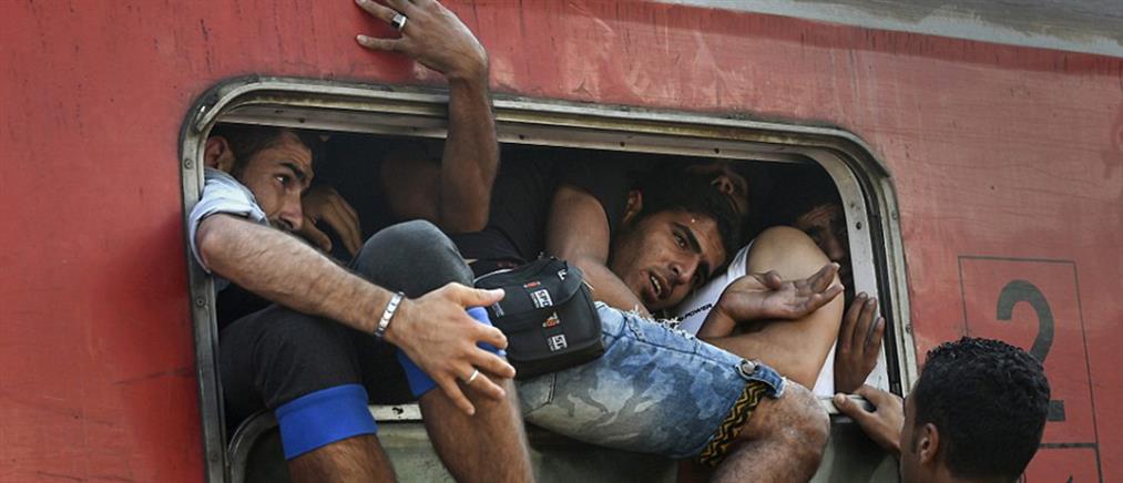 Μετανάστες στοιβάζονται στα τρένα από τα Σκόπια προς τη Σερβία