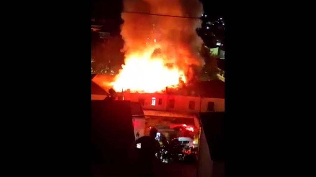 Κοζάνη: Στις φλόγες το δημαρχείο Σερβίων